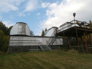 Två av kupolerna i Bifrostobservatoriet